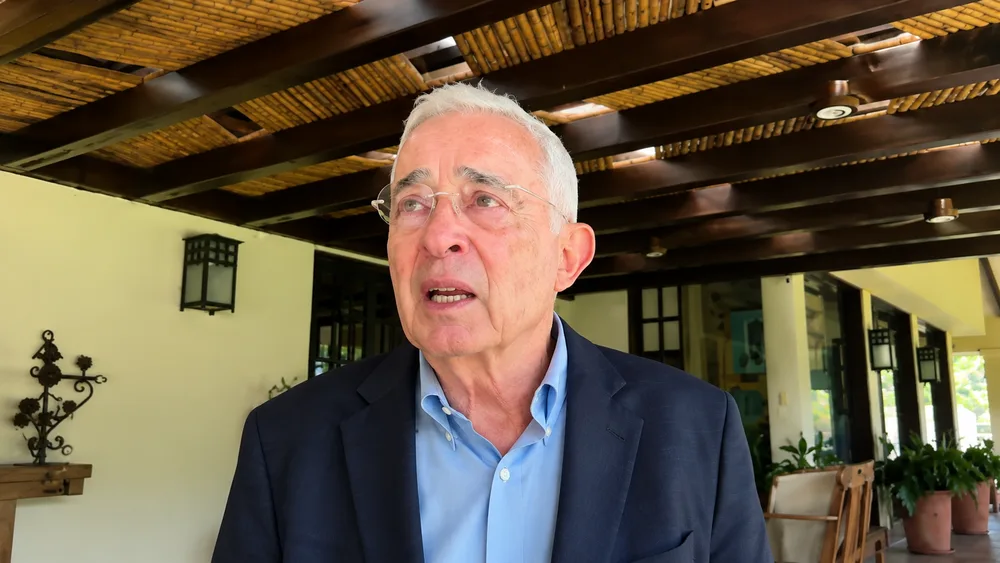 “Detrás está Gustavo Petro”: Uribe acusa al presidente de impulsar una campaña para llevarlo a prisión